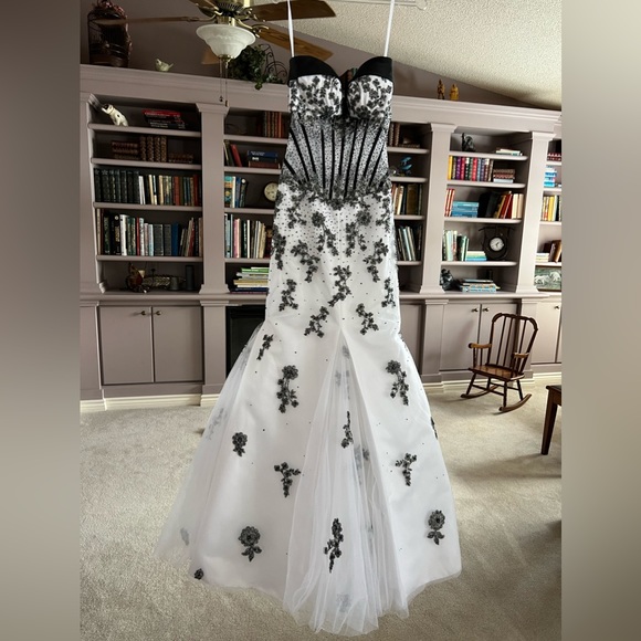 Prom Dress, Size 2, NWOT - Picture 2 of 5